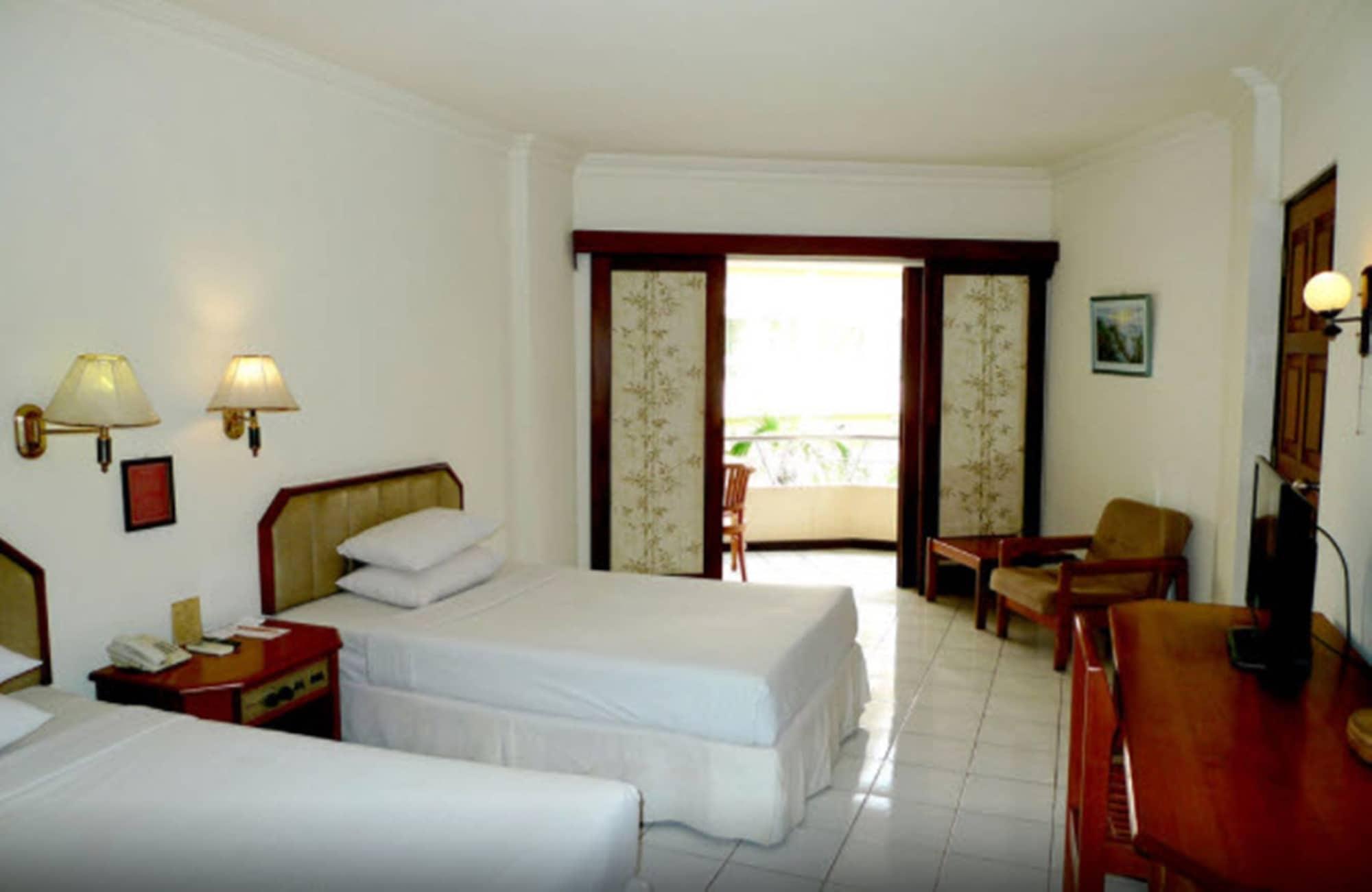 Lombok Raya Hotel Mataram Esterno foto