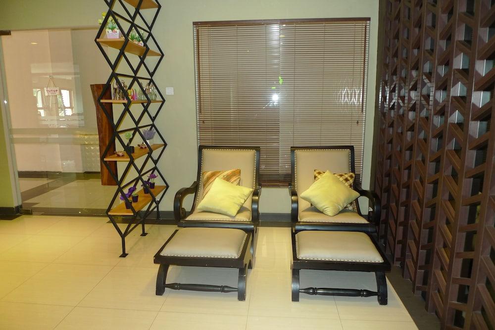 Lombok Raya Hotel Mataram Esterno foto