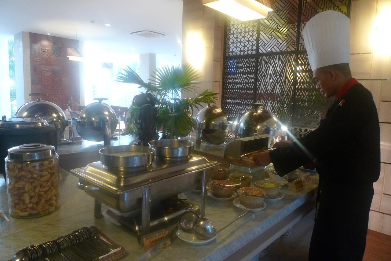 Lombok Raya Hotel Mataram Esterno foto